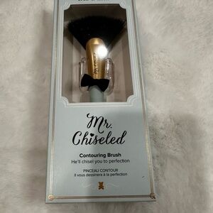 Too Faced Mr. Chiseled Contouring Brush - Gold and Black